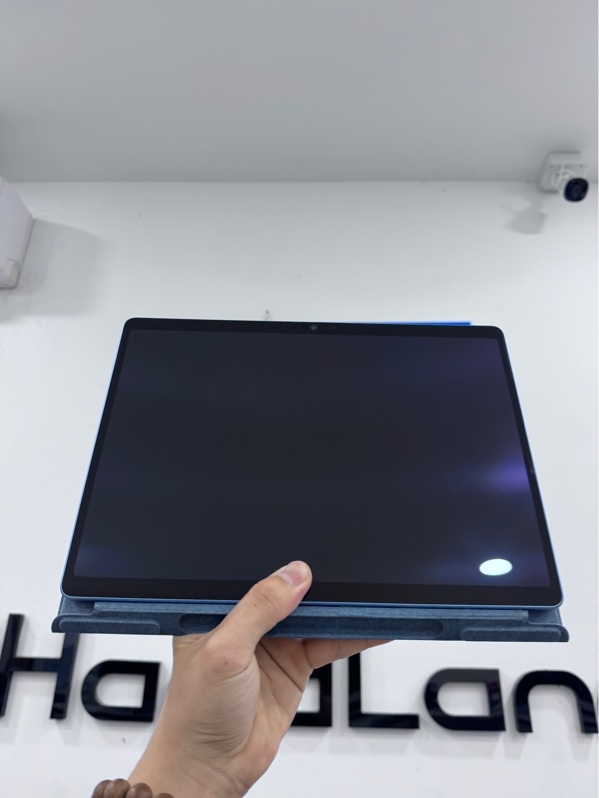 Máy tính Surface pro (11th edition) - Snapdragon(R) X 12-core X1E80100 - 16/512GB ssd - Màu xanh - Pin 100% - Ngoại hình 98% - Ổ sức khoẻ 100%, màn LCD, màn vàng nhẹ - Kèm sạc, 1 phím