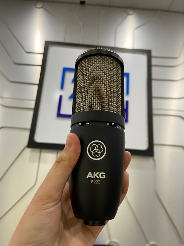 Micro AKG P220 - Màu đen - Ngoại hình: 99% - Fullbox + micro filter