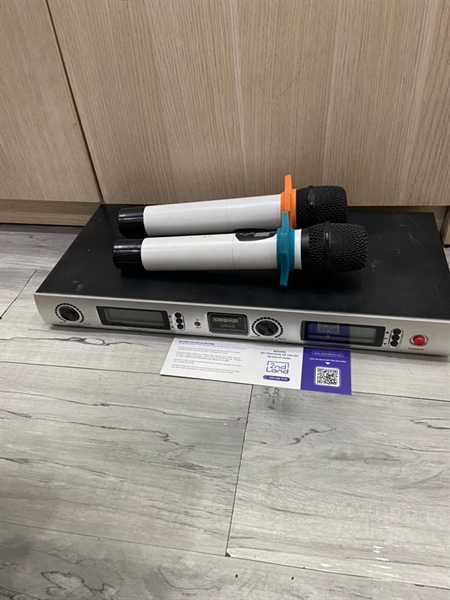 Micro không dây Shure UR4S - Màu đen - Ngoại hình: 97% - Kèm nguồn + 2 mic + 2 dây mic + 2 cây sóng mic