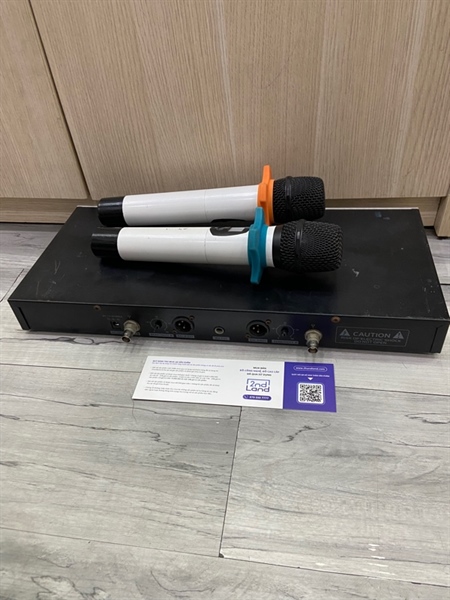 Micro không dây Shure UR4S - Màu đen - Ngoại hình: 97% - Kèm nguồn + 2 mic + 2 dây mic + 2 cây sóng mic 2