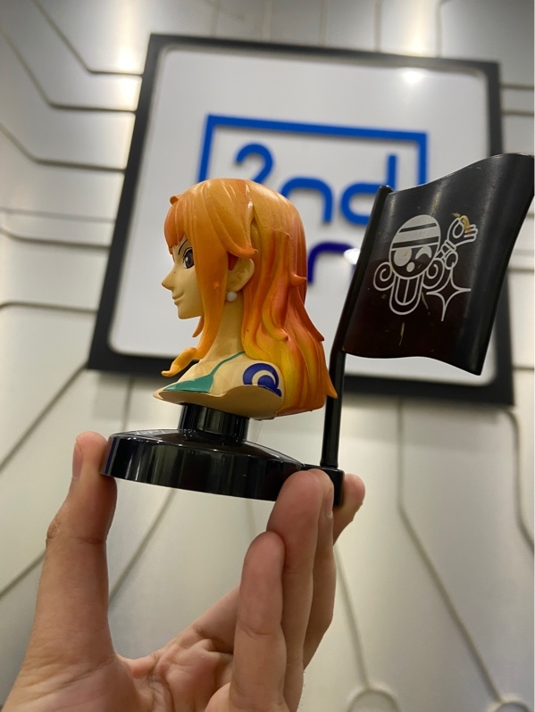 Mô Hình Bán Thân Nami Dòng One Piece Great Deep Collection - Màu vàng - Ngoại hình: 97% - Cờ dính sơn, xước nhẹ - Kèm Box