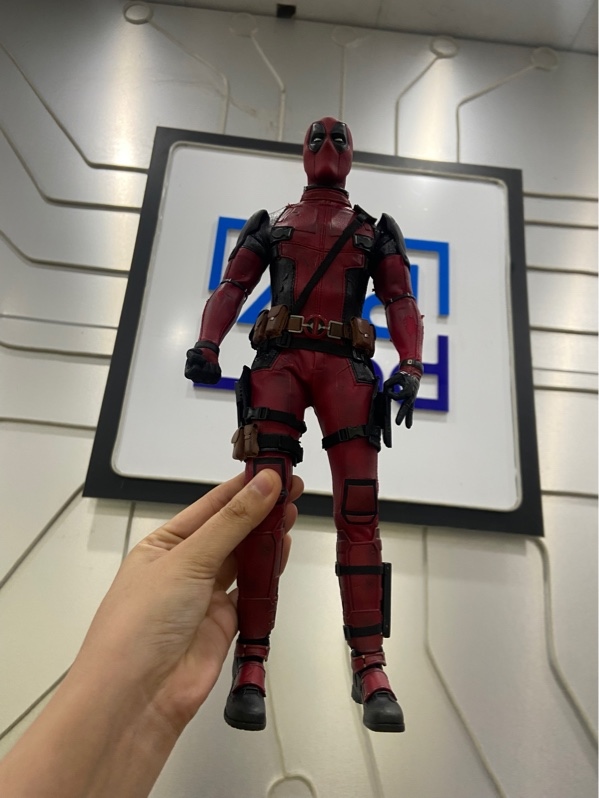 Mô hình DeadPool 1/6TH SCALE COLLECTIBLE FIGURE MMS 347 - Màu đỏ đen - Ngoại hình: 97% - Tróc da tay nhẹ - FullBox