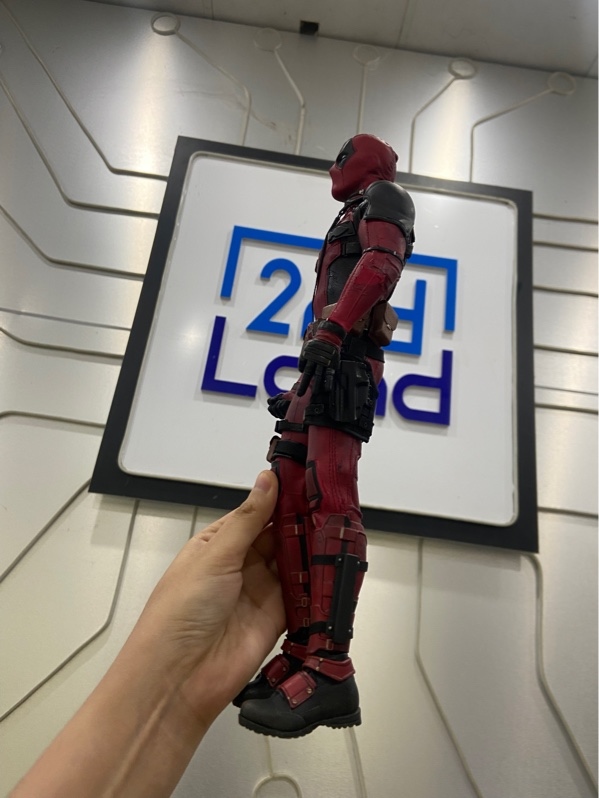 Mô hình DeadPool 1/6TH SCALE COLLECTIBLE FIGURE MMS 347 - Màu đỏ đen - Ngoại hình: 97% - Tróc da tay nhẹ - FullBox