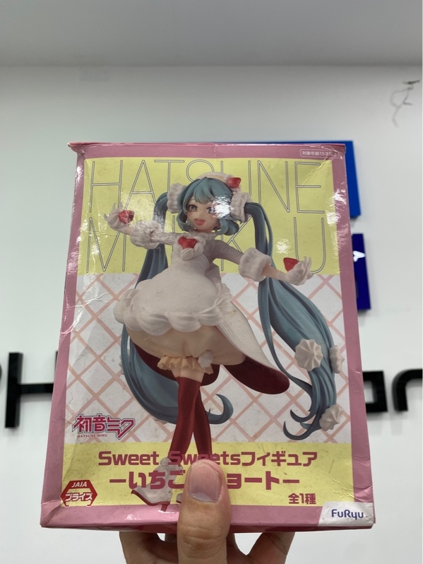 Mô hình Hatsune Miku Sweet Sweets Figure - Strawberry - Màu trắng - Ngoại hình: 97% - Kèm Box