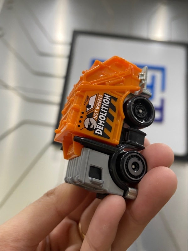 Mô hình Hot Wheels Total Disposal thuộc dòng HW Heavyweights