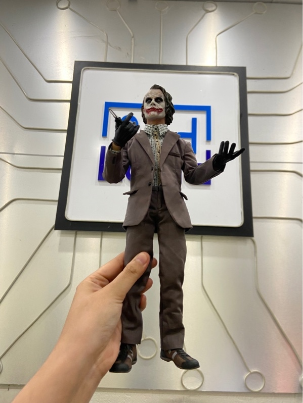 Mô Hình Hottoys The Dark Knight The Joker Bank Robber Version 2.0 MMS - Màu xám - Ngoại hình: 98% - FullBox