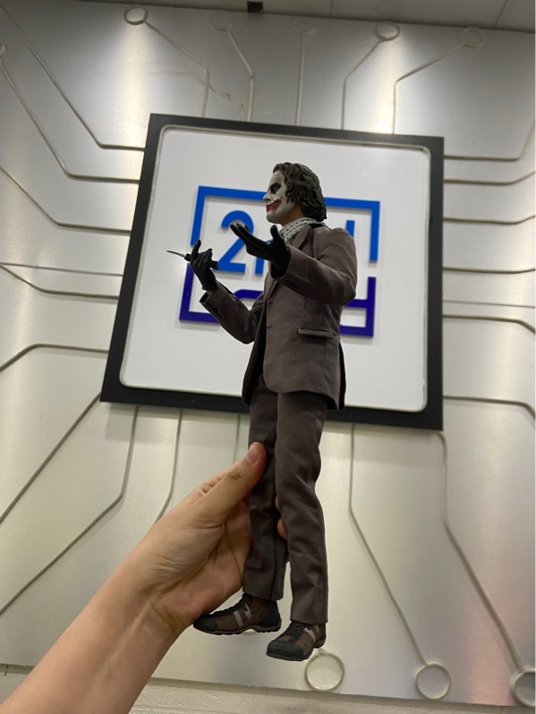 Mô Hình Hottoys The Dark Knight The Joker Bank Robber Version 2.0 MMS - Màu xám - Ngoại hình: 98% - FullBox