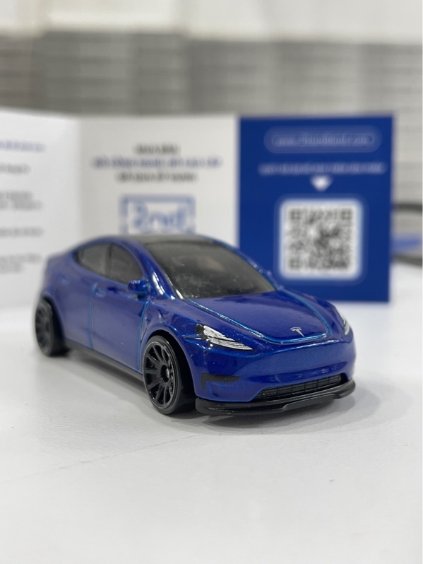 Mô hình Hotwheels Tesla Model Y - Màu xanh - Ngoại hình: 98% - Body