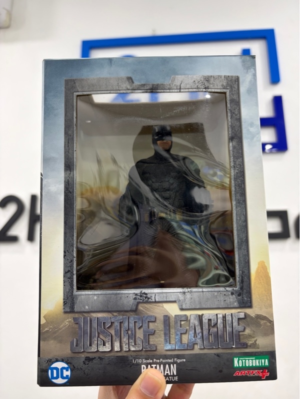 Mô hình Kotobukiya ARTFX+ Justice League Batman - Tỉ lệ 1/10 - Màu đen xám - Ngoại hình 97.5% - bụi dơ, Lông mèo - Kèm box