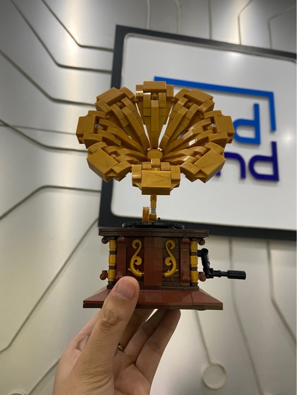 Mô hình máy hát đĩa cổ (phonograph) Lezi 00937 - Màu nâu - Ngoại hình: 97.5% - Body