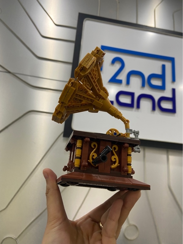 Mô hình máy hát đĩa cổ (phonograph) Lezi 00937 - Màu nâu - Ngoại hình: 97.5% - Body