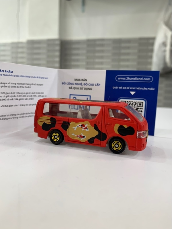 Mô hình Tomica Toyota Hiace - Màu đỏ - Ngọai hình: 98% - Body
