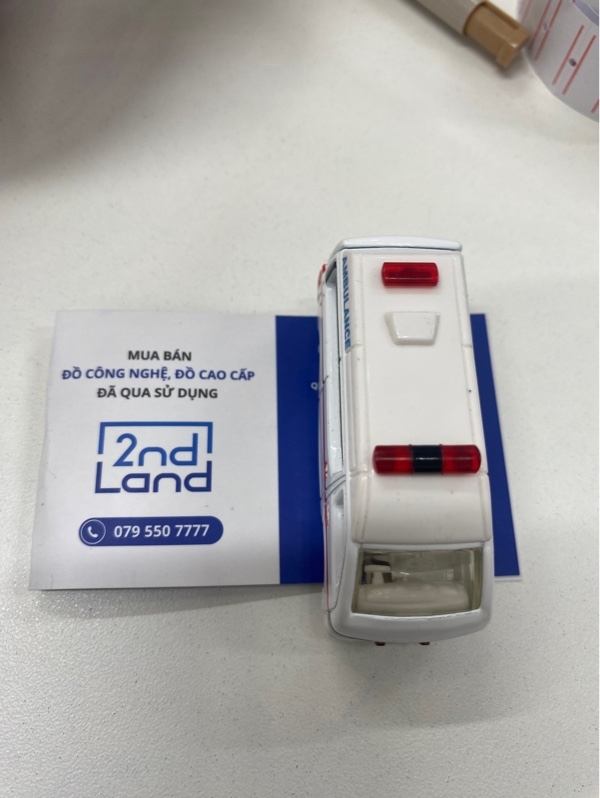 Mô hình xe cứu thương Nissan NV350 Caravan thuộc dòng Tomica số 18 - Màu trắng - Ngoại hình 98% - Body