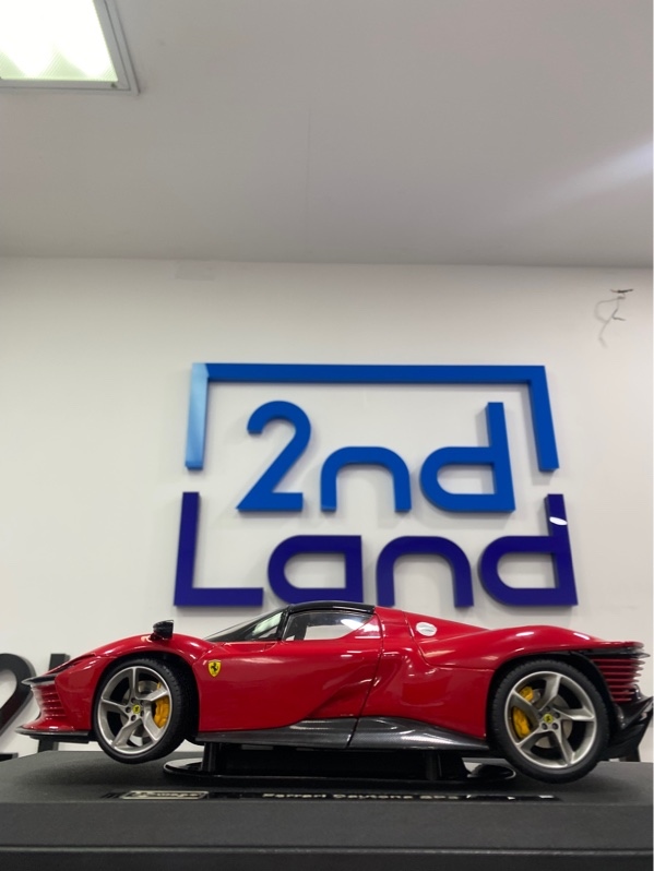 Mô hình Xe Ferrari Daytona SP3 - Màu đỏ - Ngoại hình: 98% - Trầy kính nhẹ - FullBox