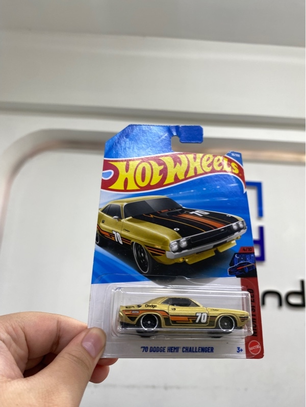 Mô hình xe Hot Wheels 70 DODGE HEMI CHALLENGER - Màu vàng đồng - Newseal