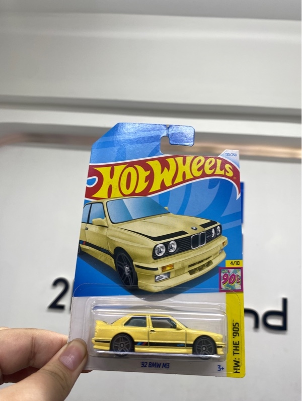 Mô hình xe Hot Wheels '92 BMW M3 - Màu vàng - Newseal
