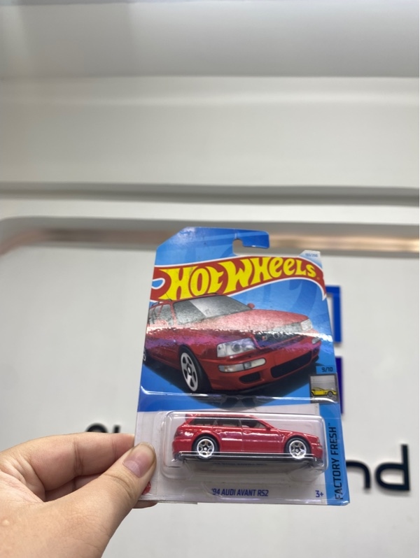 Mô hình xe Hot Wheels '94 Audi Avant RS2 - Màu đỏ - Newseal