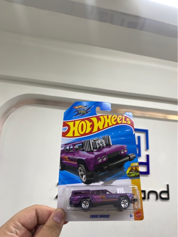 Mô hình xe Hot Wheels Cruise Bruiser - Màu tím - Newseal