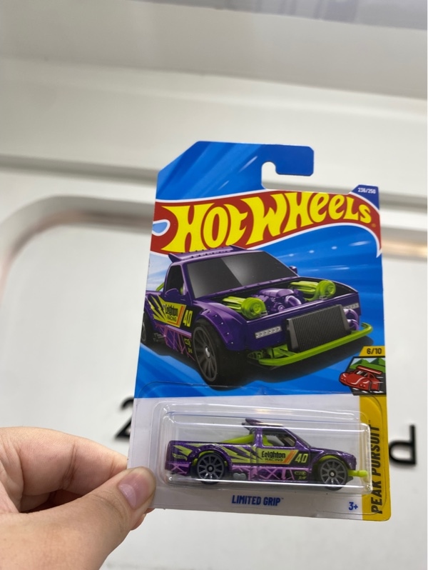 Mô hình xe Hot Wheels LIMITED GRIP - Màu tím xanh - Newseal
