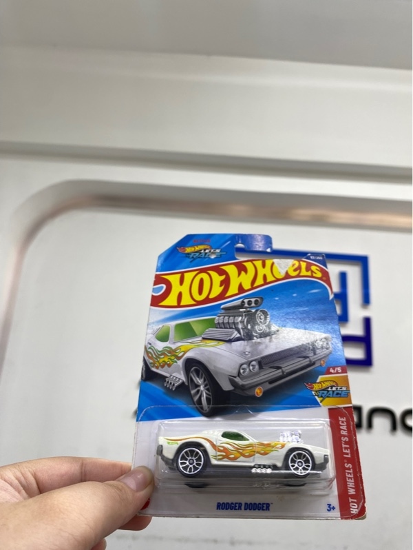 Mô hình xe Hot Wheels Rodger Dodger - Màu trắng - Newseal