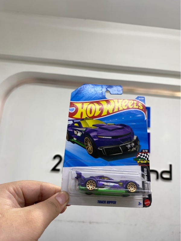 Mô hình xe Hot Wheels Track Ripper - Màu tím - Newseal