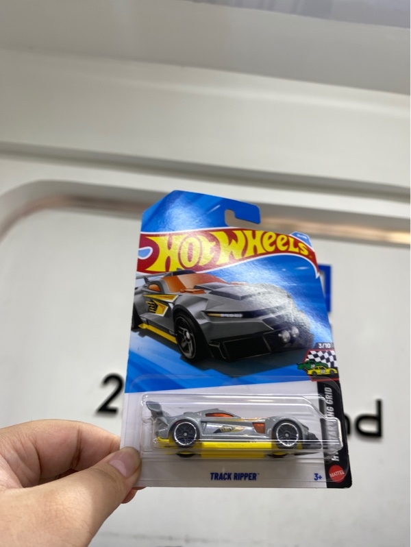 Mô hình xe hot wheels Track Ripper - Màu xám vàng - Newseal