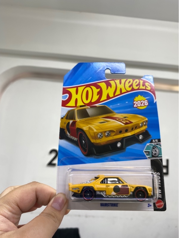 Mô hình xe hot wheels Vairstrike - Màu vàng - Newseal