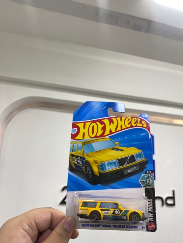 Mô hình xe Hot Wheels Volvo 240 Drift Wagon - Màu vàng - Newseal