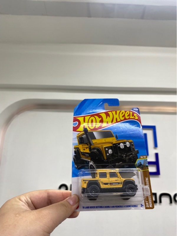 Mô hình xe Hotwheels 15 Land Rover Defender Double Cab/ Véhicule À Cabine Double - Màu vàng - Newseal