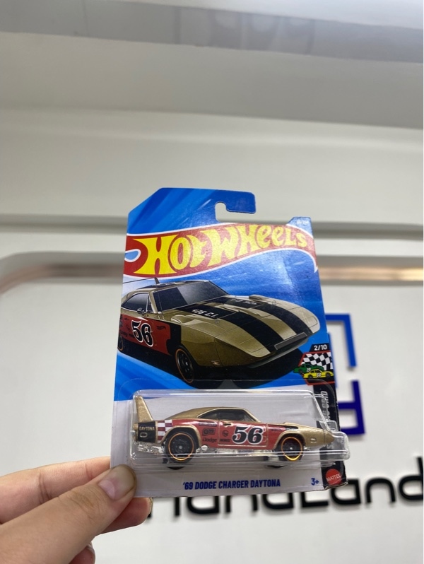 Mô hình xe Hotwheels 69 Dodge Charger Daytona - Màu nâu - Newseal
