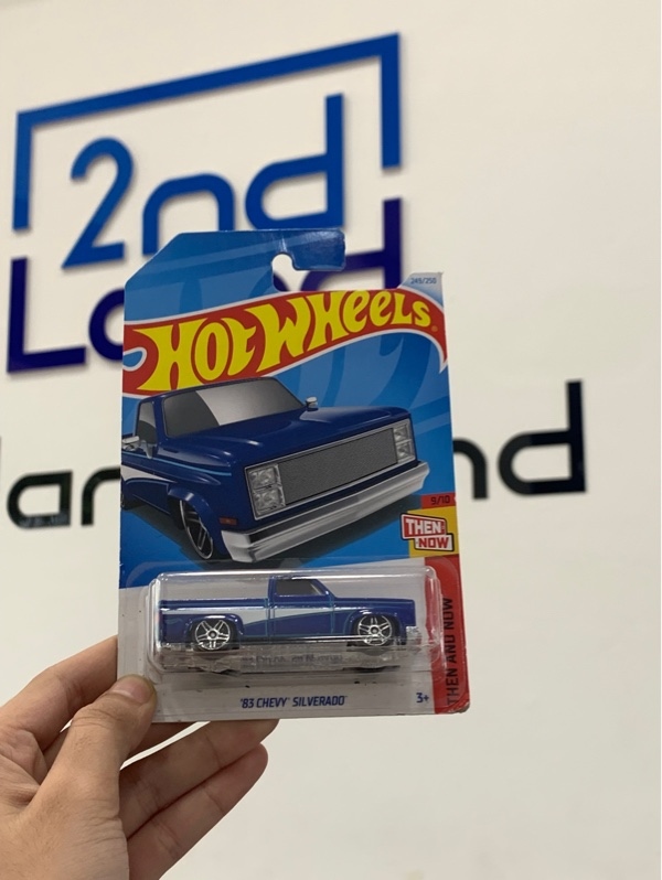 Mô hình xe Hotwheels 83 Chevy Silverado - Màu xanh - Newseal