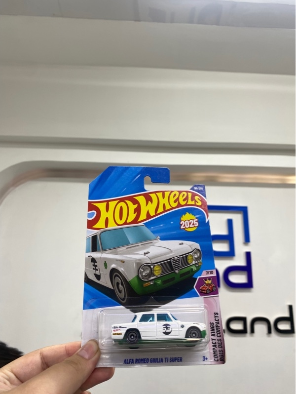 Mô hình xe Hotwheels Alfa Romeo Giulia Ti Super - Màu trắng - Newseal