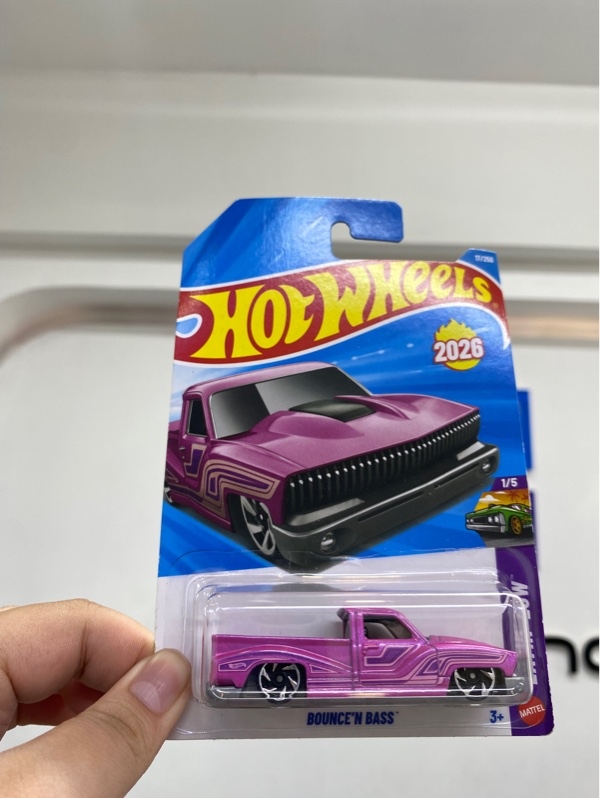 Mô hình xe Hotwheels Bounce'N Bass - Màu hồng - Newseal