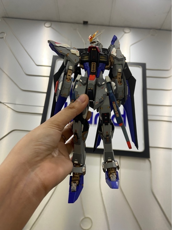 Mô hình ZGMF-X20A Strike Freedom Gundam 1/114 RG - Màu trắng - Ngoại hình: 97.5% - Khớp toàn thân lỏng, đã mod, nhiều chỗ hết ăn keo - Body