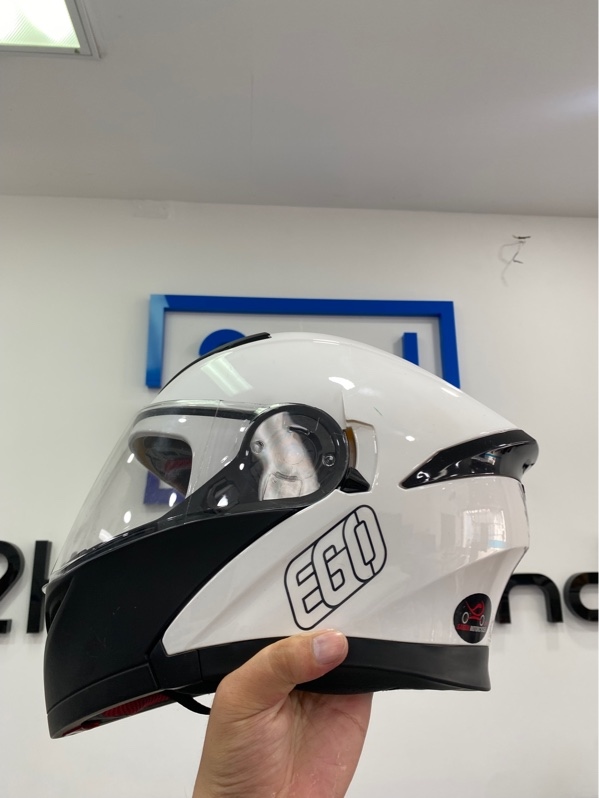 Mũ bảo hiểm FullFace lật hàm EGO thuộc dòng EGO E-9 - Màu trắng - Ngoại hình: 97% - Cấn trầy xước, ố - Body