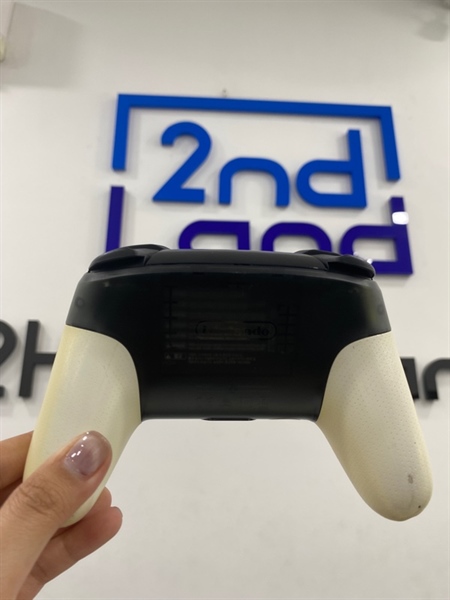 Nintendo Switch Pro Controler HAC-013 - Màu trắng - Ngoại hình 96% - 2 tay ố , bụi - Body 1