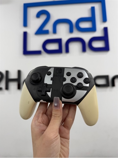 Nintendo Switch Pro Controller HAC-013 - Màu trắng - Ngoại hình 96% - 2 tay ố , bụi - Body
