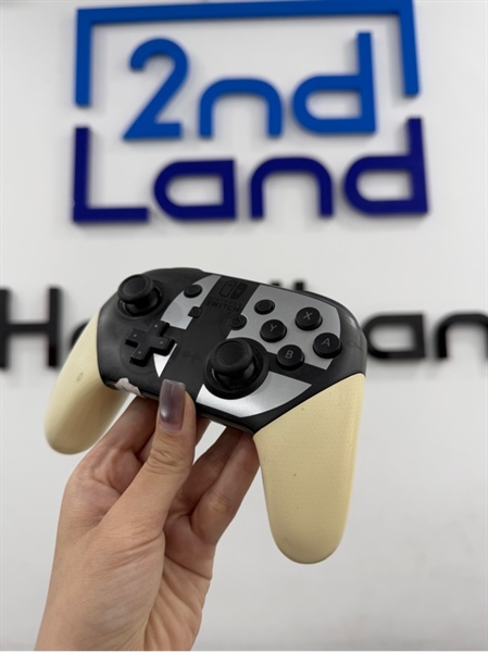 Nintendo Switch Pro Controller HAC-013 - Màu trắng - Ngoại hình 96% - 2 tay ố , bụi - Body 1