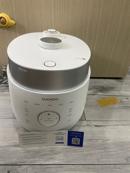 Nồi cơm điện Cuckoo CRP-LHTR061010FW - Màu trắng - Ngoại hình: 97.5% - Body