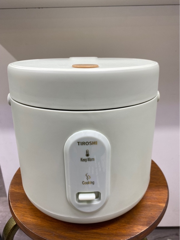 Nồi cơm điện Tiroshi 1,5 lít - Màu xanh - Ngoại hình 97% - Trầy xước nhiều, đít nồi bị hở - Kèm dây nguồn, xửng hấp, vá múc cơm