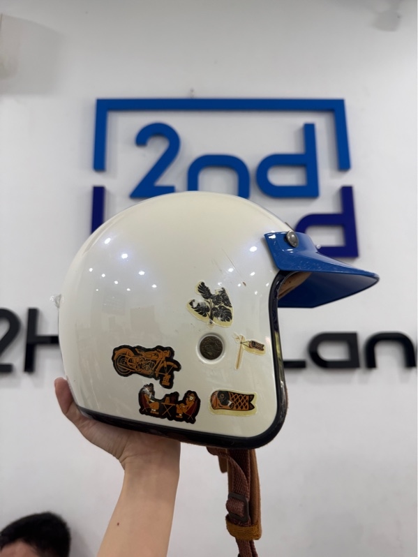 Nón 3/4 BULLDOG Perro 4U - size M - Màu trắng - Ngoại hình 96% - Nón xuống màu, trầy nhiều, lót xuống màu, ố, xù lông ít, quai gài sét, xẹp nhẹ - Kèm mái che