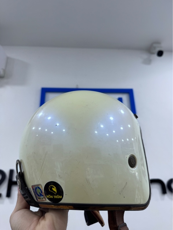 Nón bảo hiểm 3/4 Bulldog Heli - Size L - Màu trắng bóng - Ngoại hình 96% - Trầy nhiều, đệm trong nón bong keo, mòn, có chỗ rách - Kèm box