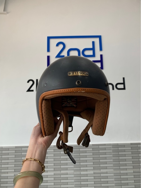 Nón bảo hiểm 3/4 Bulldog - Size S - Màu đen - Ngoại hình: 97% - Trầy xước - Body