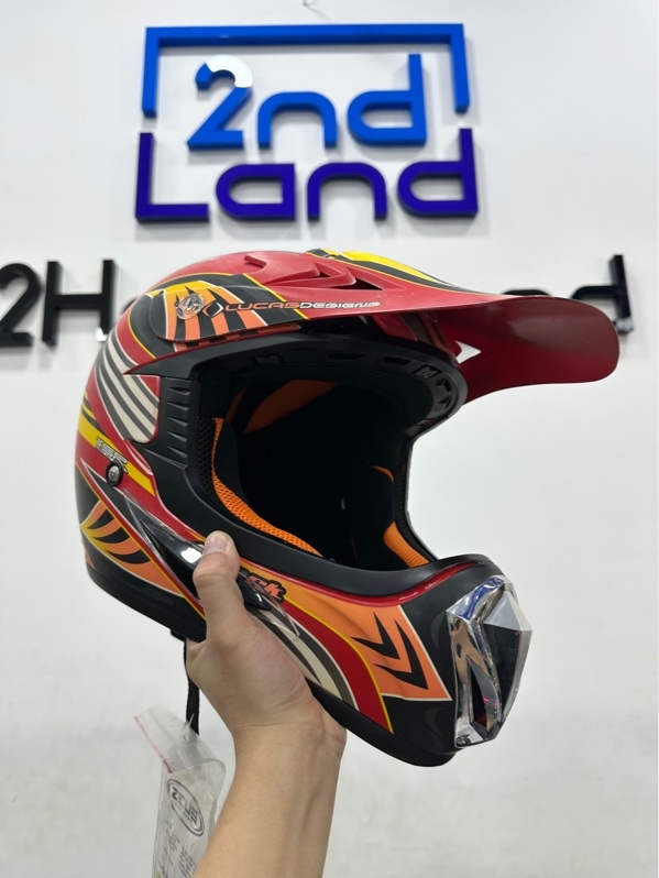 Nón bảo hiểm Zeus crosshjelm M rød/gul med briller - Size XL - Màu đỏ cam - Ngoại hình 97% - Ố nhựa - Kèm túi đựng