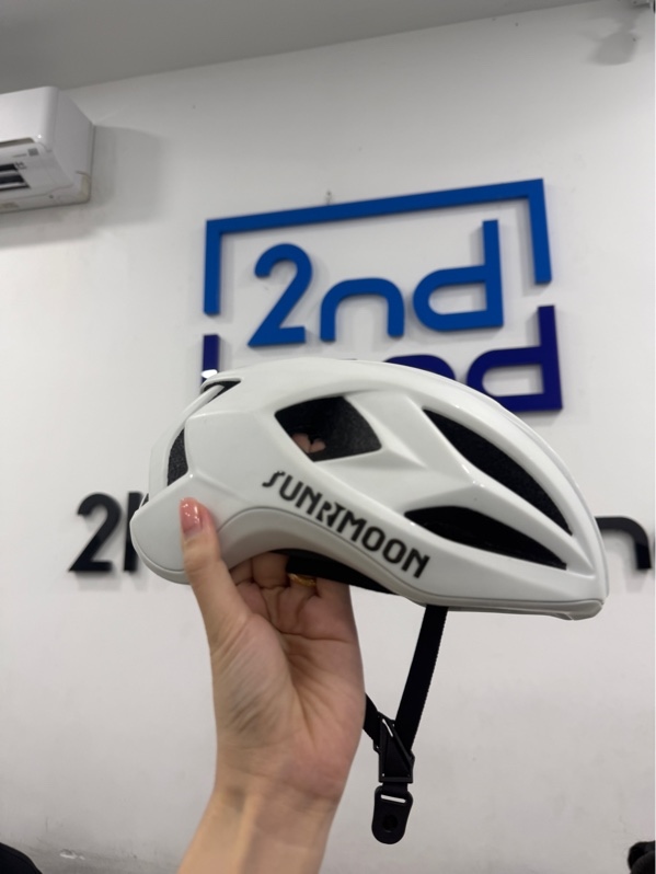 Nón xe đạp Sunrimoon model CS-07 - Màu trắng - Ngoại hình 96.5% - Nón ố, trầy, lớp xốp lủng lổ, đệm mốc trắng , quai đeo mất chốt gài - Kèm box