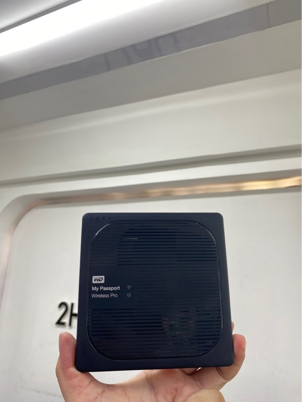 Ổ cứng di động HDD không dây kiêm pin sạc dự phòng WD My Passport Wireless Pro 4TB - Model E6B - đã chạy 31 giờ - sức khoẻ tốt - Màu xám - Ngoại hình 98% - Body