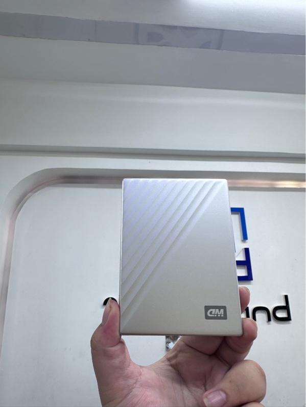 Ổ cứng di động HDD WD My Passport Ultra - 1TB USB Type-C/3.0 - Chạy 210 giờ - Màu bạc - Ngoại hình 98% - Kèm dây, túi