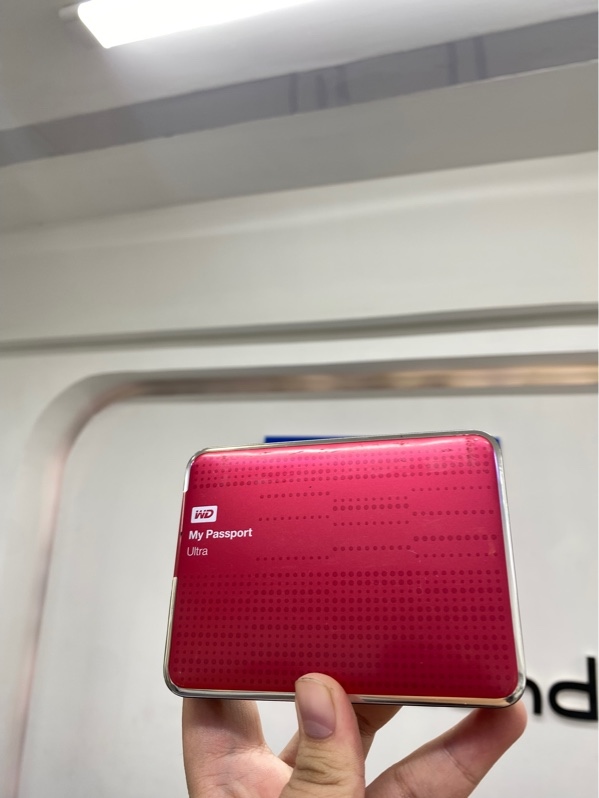 Ổ cứng di động HDD WD My Passport Ultra 2TB (WDBMWV0020BRD-04) - đã chạy 2699 giờ - sức khoẻ tốt - Màu đen đỏ - Ngoại hình 97% - Kèm túi
