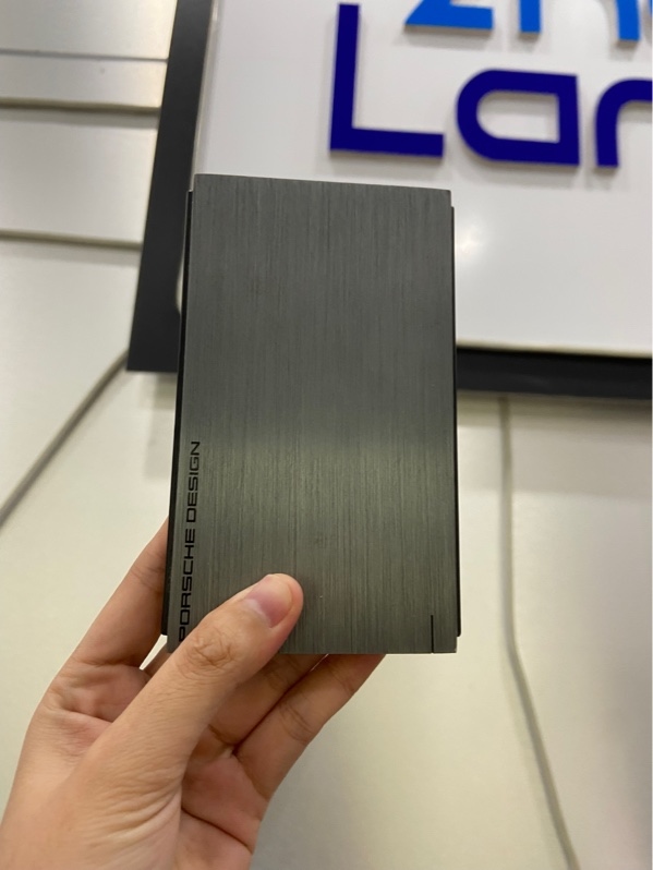 Ổ cứng HDD di động LaCie Porsche P’9220 1TB-LAC302000 - Màu xám - Ngoại hình: 97% - Xước thân - Kèm dây
