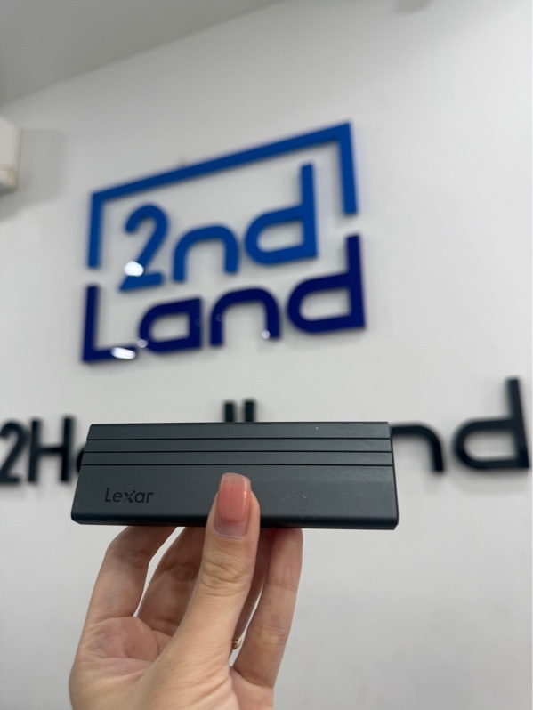 Ổ cứng Lexar Oceanic whitetip nvme M.2 e130 512GB gen 3 v1.0 - Màu xám - Ngoại hình 97% - Trầy 2 mặt , health 100% - Kèm case, ốp , 1 cáp kết nối Type C to USB